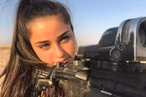 Nữ binh sĩ Israel quá xinh đẹp có làm ảnh hưởng đến nam giới?