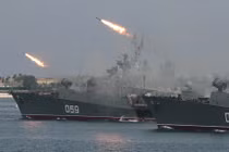 Tàu chiến hải quân Nga bất ngờ khai hỏa dữ dội sát lãnh hải Israel 