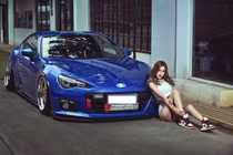 “Bỏng mắt” ngắm chân dài so dáng bên xế độ Subazu BRZ