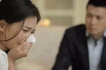 Về nhà giữa trưa, vợ trẻ khóc ngất trước cảnh trớ trêu trong phòng ngủ