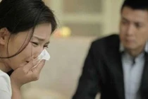 Về nhà giữa trưa, vợ trẻ khóc ngất trước cảnh trớ trêu trong phòng ngủ