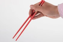 Cách cầm đũa bật mí vận mệnh giàu sang hay nghèo hèn