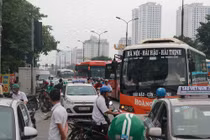 Người dân lỉnh kỉnh đồ đạc trở về Thủ đô sau nghỉ lễ