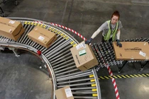 Tiết lộ “sốc” về máy đuổi người làm kém của Amazon