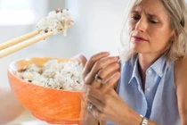 Cơm trắng có thể khiến người bị viêm khớp khổ sở hơn