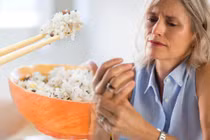 Cơm trắng có thể khiến người bị viêm khớp khổ sở hơn