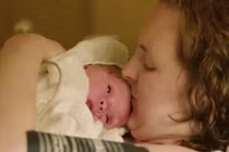 Được thông báo không mang thai, vài tiếng sau vào toilet đẻ ra...