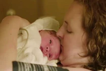 Được thông báo không mang thai, vài tiếng sau vào toilet đẻ ra...