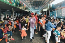 Nắng nóng kéo dài, bệnh viện ở Sài Gòn đông nghịt