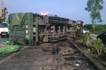 Hy hữu: xe tải khổng lồ 2 lần bay qua dải phân cách QL5