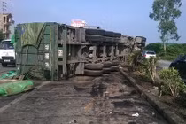 Hy hữu: xe tải khổng lồ 2 lần bay qua dải phân cách QL5