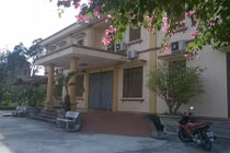 Đột nhập phòng khám, đánh giám đốc và phụ nữ mới sinh