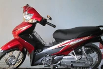 Vờ giúp người bị tai nạn để trộm xe máy