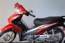 Vờ giúp người bị tai nạn để trộm xe máy