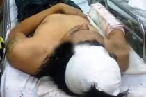 Ô tô đâm nhau, nhóm thanh niên lao vào hỗn chiến kinh hoàng