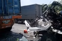 Xe nát người nguy kịch... tiền lả tả, dân đua nhau nhặt