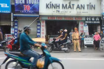 Thanh niên chết trần trên xe máy