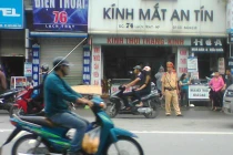 Thanh niên chết trần trên xe máy