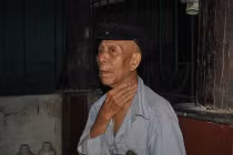 Nghi vấn thiếu tá công an bóp cổ ông lão 83 tuổi