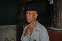 Nghi vấn thiếu tá công an bóp cổ ông lão 83 tuổi