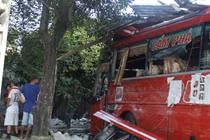 Hy hữu: hai xe khách cùng nhà xe tông nhau trên QL18