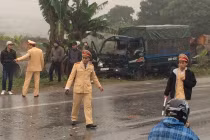 Xe tải đâm, hất văng CSGT vào lề đường