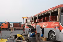 Xe khách bị tông văng 15m, nhiều hành khách nước ngoài bị thương