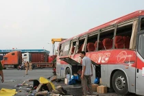 Xe khách bị tông văng 15m, nhiều hành khách nước ngoài bị thương