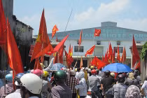 Công nhân tuần hành ôn hòa yêu cầu TQ rút giàn khoan 