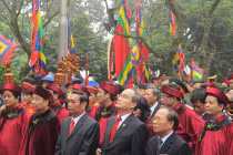 Hàng vạn người thành kính dâng hương các Vua Hùng