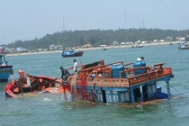 Tàu lạ đâm chìm tàu ngư dân, 2 người chết và mất tích