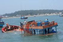 Tàu lạ đâm chìm tàu ngư dân, 2 người chết và mất tích