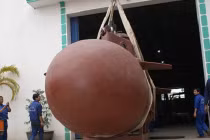 Cận cảnh đưa tàu ngầm Trường Sa vào bể thử nghiệm