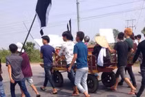 Vụ quan tài diễu phố: Gia đình đã đưa thi thể về nhà