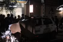 Taxi “hôn” xe máy, một người tử vong