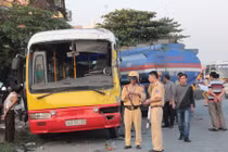 Hải Dương: Xe buýt gặp tai nạn liên hoàn, nhiều ô tô biến dạng