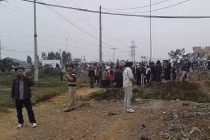 Hàng trăm người dân bao vây “cẩu tặc”, CA giải cứu