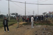 Hàng trăm người dân bao vây “cẩu tặc”, CA giải cứu