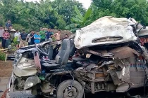 Lao vào container, xe khách nát tươm, 12 người thương vong