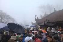 Hàng chục vạn du khách đội mưa về khai hội Yên Tử 