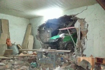 Taxi Mai Linh đâm thủng tường, lao lên giường vợ chồng trẻ