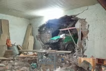 Taxi Mai Linh đâm thủng tường, lao lên giường vợ chồng trẻ