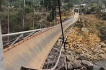 Vì sao cầu bỗng dưng sập, làm 45 người thương vong?