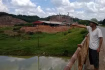 Dân canh giữ ngày đêm không cho xây nhà máy xử lý rác