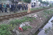 Đi bộ qua đường sắt, bị tàu hỏa cán chết