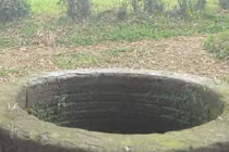 Rúng động cháu bé 3 tháng tuổi bị ném giếng