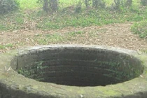 Rúng động cháu bé 3 tháng tuổi bị ném giếng