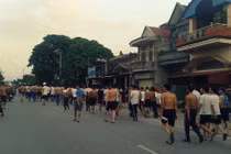 Cảnh hàng trăm học viên cai nghiện Hải Phòng trốn trại diễu phố