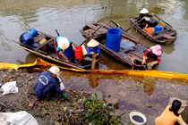 Vỡ ống dẫn, 300 tấn hóa chất “lạ” tràn sông, dân đổ xô hôi của