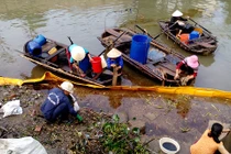 Vỡ ống dẫn, 300 tấn hóa chất “lạ” tràn sông, dân đổ xô hôi của